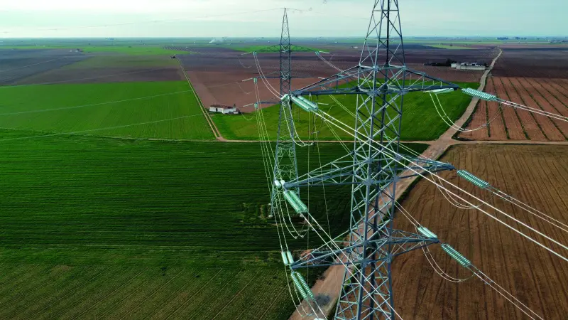 Foto de 47-cambio-de-aislador-en-linea-de-evacuacion-de-la-set-nudo-manzanares-espana.webp