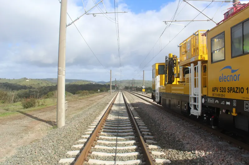 Foto de 58-catenaria-en-adamuz-cordoba-espana.webp