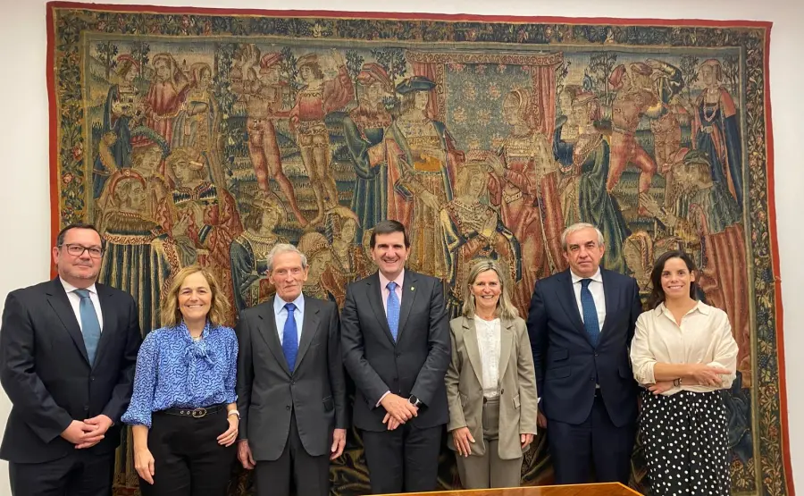 Photo par La Fondation Elecnor et l’Université de Deusto signent un accord pour former 400 étudiants dans la spécialité de durabilité et d’éthique des affaires.